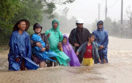 Một gia đình sơ tán trong mưa bão. (Ảnh: AP)