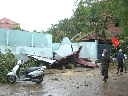 Một căn nhà bị bay mái do lốc ở Đồng Hới sáng 30-9