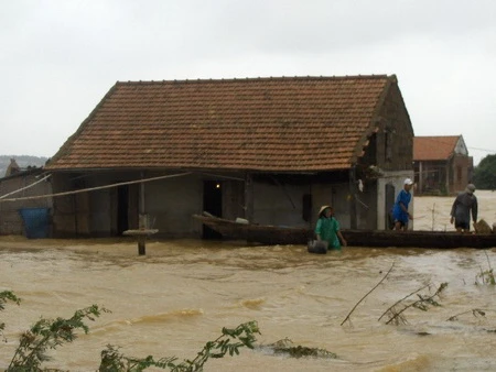 Đường phố Đồng Hới ngập nước sáng 30-9