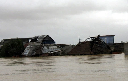Đến chiều nay 30-9, nhà dân ở làng Thanh Hà, xã Quảng Thành, huyện Quảng Điền (Huế) vẫn còn ngập tận nóc - Ảnh: Dung Quất