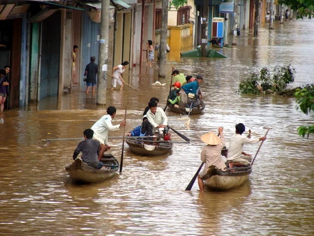Người dân ở đường Huỳnh Thúc Kháng (Huế) vẫn đang phải dùng thuyền để đi lại - Ảnh: Nguyễn Đông