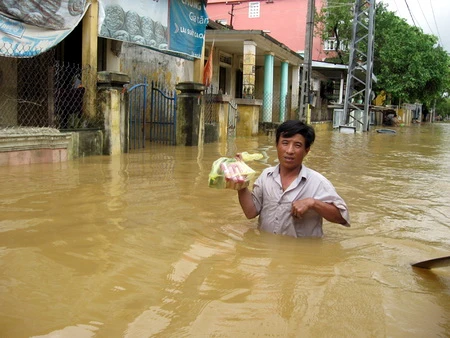 Đến trưa nay, đường Bạch Đằng - Huế vẫn còn trong tình trạng thế này - Ảnh: Đức Hùng