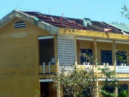 Trường tiểu học Tịnh Phong 1 (Sơn Tịnh, Quảng Ngãi) bị tốc mái - Ảnh: Phước Tuấn