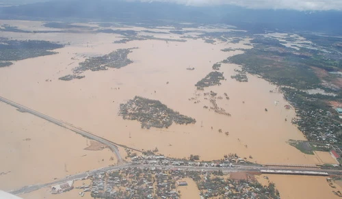 Lý Sơn chỉ còn là nước. Ảnh chụp từ máy bay. Tính đến ngày 30-9, toàn huyện Lý Sơn có đến 80% (2.300 ngôi nhà) nhà dân bị tốc mái, sập tường; hơn 40 ngôi nhà bị sập hoàn toàn - Ảnh: Đăng Nam