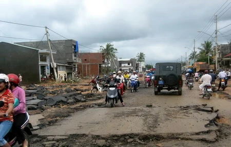 Đường Hồ Chí Minh bị bong từng mảng - Ảnh: Quang Văn