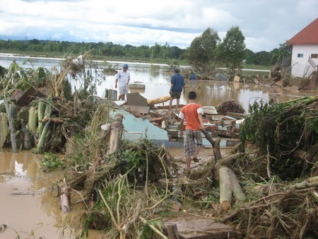Tan hoang sau lũ ở đường Trương Quan Trọng - Ảnh: Quang Văn