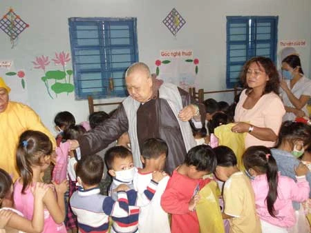 Vui Trung Thu với 2700 trẻ em vùng sâu & chuẩn bị chia sẻ khổ đau với đồng bào miền Trung ruột thịt ảnh 1