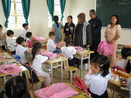 Vui Trung Thu với 2700 trẻ em vùng sâu & chuẩn bị chia sẻ khổ đau với đồng bào miền Trung ruột thịt ảnh 2