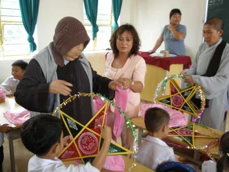 Vui Trung Thu với 2700 trẻ em vùng sâu & chuẩn bị chia sẻ khổ đau với đồng bào miền Trung ruột thịt ảnh 3