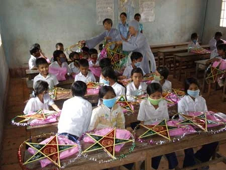 Vui Trung Thu với 2700 trẻ em vùng sâu & chuẩn bị chia sẻ khổ đau với đồng bào miền Trung ruột thịt ảnh 4