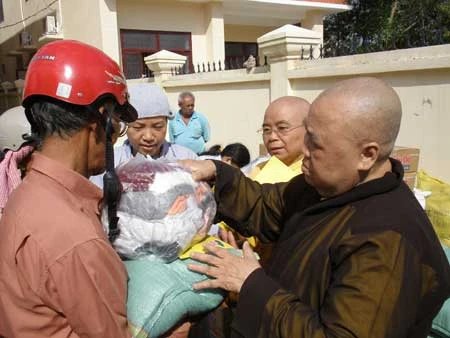 Vui Trung Thu với 2700 trẻ em vùng sâu & chuẩn bị chia sẻ khổ đau với đồng bào miền Trung ruột thịt ảnh 7