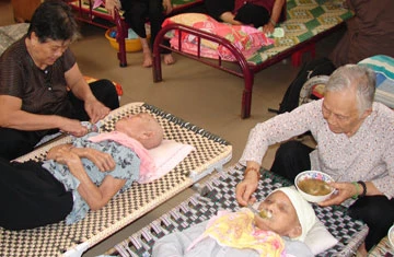 Nhiều Phật tử biết được việc làm tốt đẹp của chùa đã tình nguyện chung tay chăm sóc các cụ.