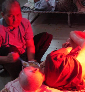 Từ 6 giờ sáng, các sư cô đã nấu nước ấm để tắm gội cho các cụ, sau đó làm vệ sinh phòng và giặt giũ quần áo. Tắm xong, các cụ được cho ăn, uống thuốc. Cụ Trần Thị Mỹ Dung bị bệnh tiểu đường nhiều năm gây loét da nên phải nằm đèn y tế để diệt trùng. Vết loét nhờ đó giảm đi nhiều. Chùa đã cử một ni cô đi học khóa điều dưỡng để chăm sóc các cụ. Hội Chữ thập đỏ quận 8, các đoàn bác sĩ từ thiện từ Bệnh viện Nguyễn Trãi, Bệnh viện 115 cũng thường xuyên đến phát thuốc, thăm khám cho các cụ. Ngày bão số 9 tới, cụ Hoàng Thị Sê bồn chồn mở radio cả ngày theo dõi thông tin về cơn bão ở quê nhà Quảng Trị. Nơi đó, cụ có một tuổi thơ đẹp với ba mẹ và ba người em. Các em ăn học rồi lập gia đình, cụ ở vậy làm ruộng nuôi cha mẹ đến lúc họ ra đi. Khi 70 tuổi, ngẫm mình không tự chăm sóc được bản thân và khó nhờ vả được ai, cụ xin vào chùa. Đến nay, cụ đã trải qua bốn cái Tết bên bạn bè đồng cảnh ngộ.