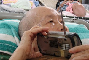 Ngày bão số 9 tới, cụ Hoàng Thị Sê bồn chồn mở radio cả ngày theo dõi thông tin về cơn bão ở quê nhà Quảng Trị. Nơi đó, cụ có một tuổi thơ đẹp với ba mẹ và ba người em. Các em ăn học rồi lập gia đình, cụ ở vậy làm ruộng nuôi cha mẹ đến lúc họ ra đi. Khi 70 tuổi, ngẫm mình không tự chăm sóc được bản thân và khó nhờ vả được ai, cụ xin vào chùa. Đến nay, cụ đã trải qua bốn cái Tết bên bạn bè đồng cảnh ngộ. Ngày bão số 9 tới, cụ Hoàng Thị Sê bồn chồn mở radio cả ngày theo dõi thông tin về cơn bão ở quê nhà Quảng Trị. Nơi đó, cụ có một tuổi thơ đẹp với ba mẹ và ba người em. Các em ăn học rồi lập gia đình, cụ ở vậy làm ruộng nuôi cha mẹ đến lúc họ ra đi. Khi 70 tuổi, ngẫm mình không tự chăm sóc được bản thân và khó nhờ vả được ai, cụ xin vào chùa. Đến nay, cụ đã trải qua bốn cái Tết bên bạn bè đồng cảnh ngộ.