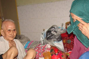 Không gian mỗi người gói gọn trong một chiếc giường nằm. Với các cụ, vì nằm một chỗ nên khoảng thời gian một ngày dài lê thê. Mỗi khi nhớ về thời trẻ, cụ Huỳnh Thị Bớt lại tâm sự với người bạn đồng cảnh ở giường bên cạnh, rồi những giọt nước mắt lại lăn dài.