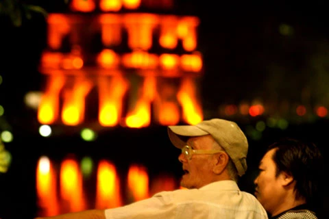 Hồ Gươm lung linh trong đêm. Rực rõ với ánh đèn nhiều màu. Trong lành và yên ả khi đêm xuống. Cầu Thê Húc trong đêm. Nơi gặp gỡ của nhiều bạn trẻ. Nơi người dân thong dong thả bộ. ... hoặc vai kề vai bên nhau. Cùng chiêm nghiệm về cuộc sống.