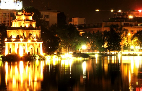 Hồ Gươm lung linh trong đêm. Rực rõ với ánh đèn nhiều màu. Trong lành và yên ả khi đêm xuống. Cầu Thê Húc trong đêm. Nơi gặp gỡ của nhiều bạn trẻ. Nơi người dân thong dong thả bộ. ... hoặc vai kề vai bên nhau. Cùng chiêm nghiệm về cuộc sống.