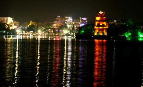 Hồ Gươm lung linh trong đêm. Rực rõ với ánh đèn nhiều màu. Trong lành và yên ả khi đêm xuống. Cầu Thê Húc trong đêm. Nơi gặp gỡ của nhiều bạn trẻ. Nơi người dân thong dong thả bộ. ... hoặc vai kề vai bên nhau. Cùng chiêm nghiệm về cuộc sống.