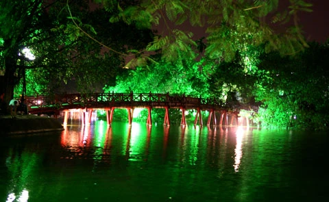 Hồ Gươm lung linh trong đêm. Rực rõ với ánh đèn nhiều màu. Trong lành và yên ả khi đêm xuống. Cầu Thê Húc trong đêm. Nơi gặp gỡ của nhiều bạn trẻ. Nơi người dân thong dong thả bộ. ... hoặc vai kề vai bên nhau. Cùng chiêm nghiệm về cuộc sống.