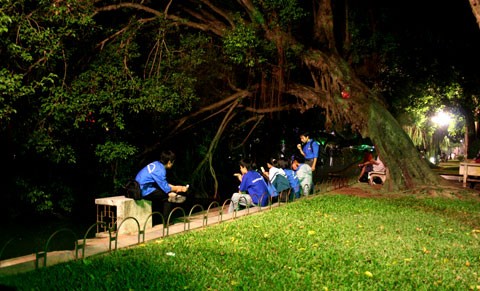 Hồ Gươm lung linh trong đêm. Rực rõ với ánh đèn nhiều màu. Trong lành và yên ả khi đêm xuống. Cầu Thê Húc trong đêm. Nơi gặp gỡ của nhiều bạn trẻ. Nơi người dân thong dong thả bộ. ... hoặc vai kề vai bên nhau. Cùng chiêm nghiệm về cuộc sống. Hồ Gươm lung linh trong đêm. Rực rõ với ánh đèn nhiều màu. Trong lành và yên ả khi đêm xuống. Cầu Thê Húc trong đêm. Nơi gặp gỡ của nhiều bạn trẻ. Nơi người dân thong dong thả bộ. ... hoặc vai kề vai bên nhau. Cùng chiêm nghiệm về cuộc sống.