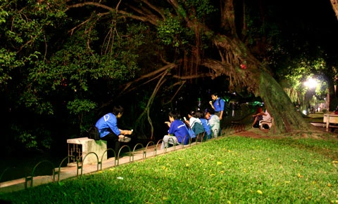 Hồ Gươm lung linh trong đêm. Rực rõ với ánh đèn nhiều màu. Trong lành và yên ả khi đêm xuống. Cầu Thê Húc trong đêm. Nơi gặp gỡ của nhiều bạn trẻ. Nơi người dân thong dong thả bộ. ... hoặc vai kề vai bên nhau. Cùng chiêm nghiệm về cuộc sống.
