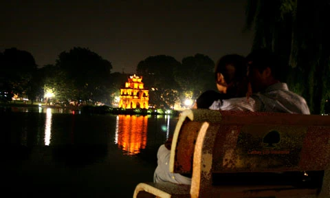 Hồ Gươm lung linh trong đêm. Rực rõ với ánh đèn nhiều màu. Trong lành và yên ả khi đêm xuống. Cầu Thê Húc trong đêm. Nơi gặp gỡ của nhiều bạn trẻ. Nơi người dân thong dong thả bộ. ... hoặc vai kề vai bên nhau. Cùng chiêm nghiệm về cuộc sống.