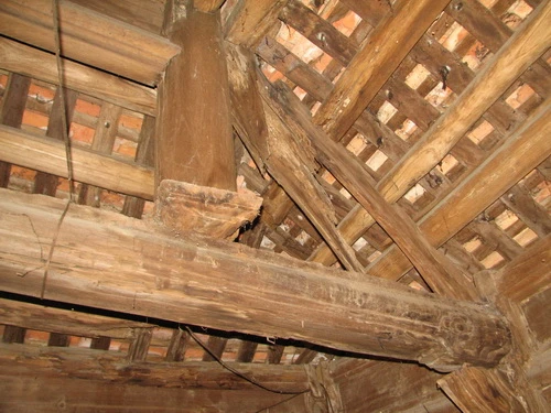 Nhiều cột, kèo trong ngôi chùa Phúc Hưng, ở thôn Phú Mỹ, xã Xuân Lộc, huyện Hậu Lộc (Thanh Hóa) đã bị mọt rỗng, xuống cấp, có nguy cơ bị sập bất cứ lúc nào - Ảnh: Hà Đồng.