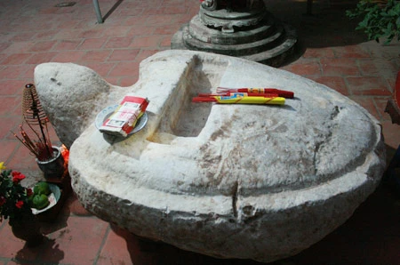 Bức tượng làm từ đá trắng nguyên khối còn gần như nguyên vẹn. Ảnh: Nguyễn Hưng.