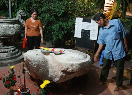 Người dân xung quanh liên tục kéo đến chùa Kim Liên chiêm bái "cụ" rùa. Ảnh: Nguyễn Hưng.