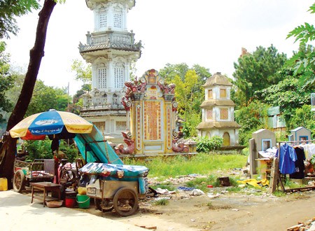 Khu bảo tháp di tích chùa Giác Viên bị người dân biến thành điểm tập kết rác, xà bần, phơi quần áo. Ảnh: MINH AN Khu bảo tháp di tích chùa Giác Viên bị người dân biến thành điểm tập kết rác, xà bần, phơi quần áo. Ảnh: MINH AN