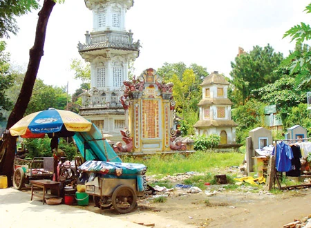 Khu bảo tháp di tích chùa Giác Viên bị người dân biến thành điểm tập kết rác, xà bần, phơi quần áo. Ảnh: MINH AN