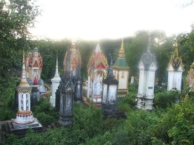 Những tháp Wats quanh chùa Bàn Chân Phật Ảnh: Trần Tuấn Những tháp Wats quanh chùa Bàn Chân Phật Ảnh: Trần Tuấn