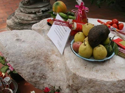 Rùa đá đang được đặt tại sân chùa Kim Liên.