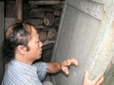 Ông Phạm Gia Ngọc đang đo lại kích thước tấm bia tìm thấy năm 2006. Ông Phạm Gia Ngọc đang đo lại kích thước tấm bia tìm thấy năm 2006.
