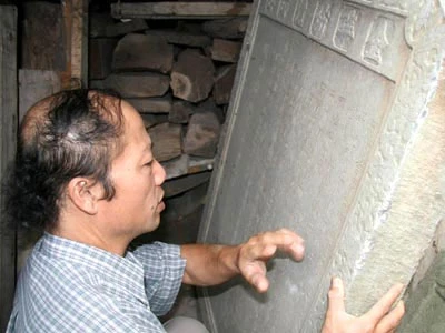 Ông Phạm Gia Ngọc đang đo lại kích thước tấm bia tìm thấy năm 2006.