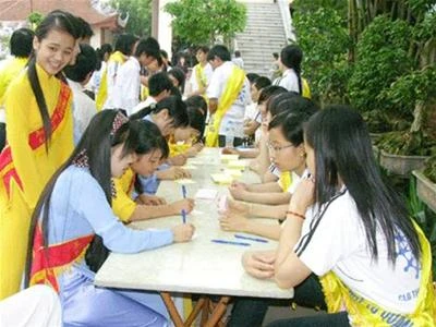 Các thành viên lớp học tham gia buổi lễ “Cầu nguyện và tư vấn mùa thi 2009” (nhân vật cung cấp)