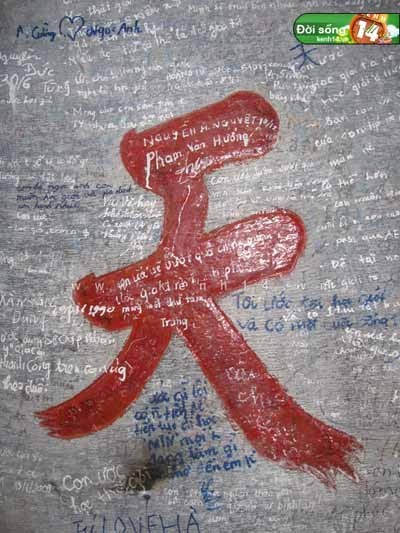 Nét chữ lịch sử bị một số bạn teen bôi bẩn. Giới trẻ Hà Thành viết bậy lên tháp cổ