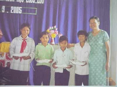 Cô giáo Bùi Thị Hải Yến trao quà tặng các em học sinh ở Hòa Bình.