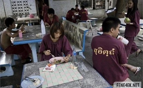 Cận cảnh cai nghiện tại chùa Thái Lan