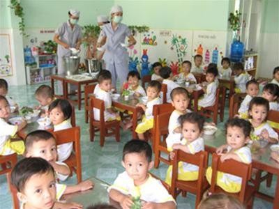 Giờ ăn trưa của các cháu lớp Mầm - Ảnh: Đức Thịnh Giờ ăn trưa của các cháu lớp Mầm - Ảnh: Đức Thịnh