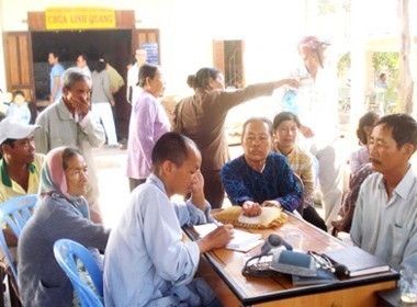 Có rất nhiều người đến chùa nhờ khám, chữa bệnh. Nhà sư 'thách thức' tử thần cá nóc