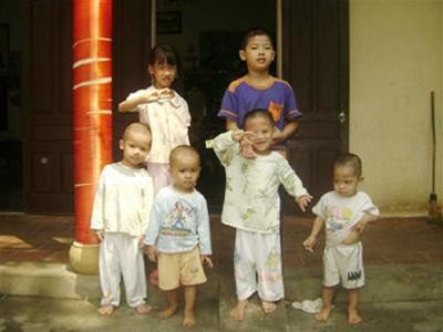 Những đứa trẻ được thầy cưu mang - Ảnh: Đ.T Những đứa trẻ được thầy cưu mang - Ảnh: Đ.T