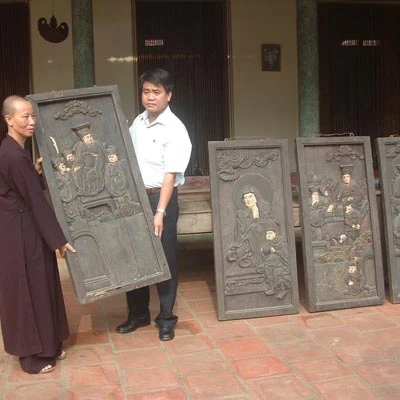 Đại tá Nguyễn Đức Chung trao trả những bức tranh cổ bị đánh cắp cho Sư cụ Thích Đàm Khoa - trụ trì chùa Trăm Gian