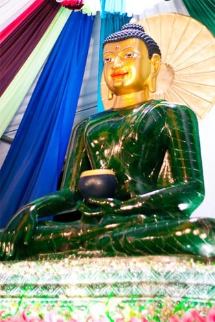 Tượng Phật ngọc vì hòa bình thế giới là một trong những pho tượng Phật ngọc lớn nhất và trang nghiêm nhất thế giới. Sau khi hoàn thành vào cuối năm 2008, theo kế hoạch, Phật ngọc sẽ lần lượt được đưa đến triển lãm tại nhiều nước thế giới, mà quốc gia đầu tiên được cung nghinh là Việt Nam, và bây giờ đang ở Australia. Tượng Phật ngọc vì hòa bình thế giới là một trong những pho tượng Phật ngọc lớn nhất và trang nghiêm nhất thế giới. Sau khi hoàn thành vào cuối năm 2008, theo kế hoạch, Phật ngọc sẽ lần lượt được đưa đến triển lãm tại nhiều nước thế giới, mà quốc gia đầu tiên được cung nghinh là Việt Nam, và bây giờ đang ở Australia.