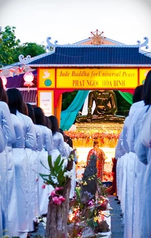 Buổi lễ được bắt đầu từ cuối buổi chiều, sử dụng song ngữ Anh Việt. Phật tử và những người dân thành kính cầu nguyện đến khi trời tối.