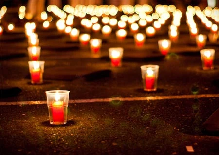 Nến thắp sáng ở sân chùa.