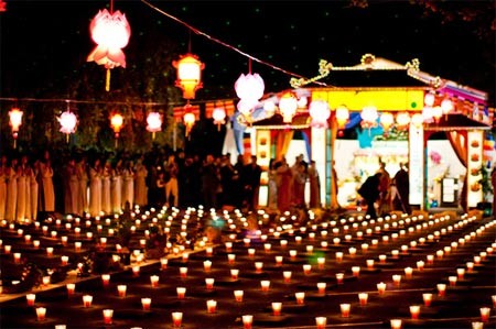 Mọi người bắt đầu ra đứng phía ngoài sân và tiếp tục cầu nguyện. Mọi người bắt đầu ra đứng phía ngoài sân và tiếp tục cầu nguyện.
