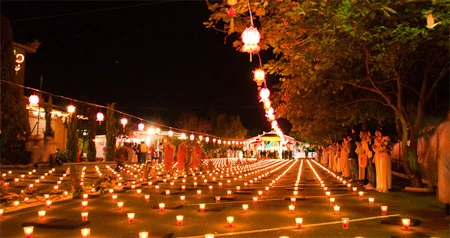 Mặc dù trời khuya và lạnh nhưng mọi người vẫn nán lại.