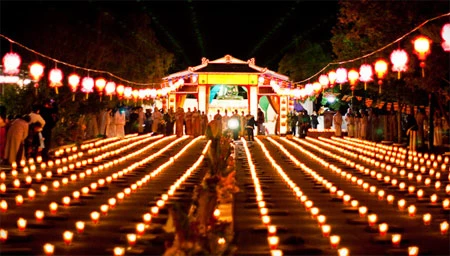 Hàng nghìn ngọn nến sáng lung linh.