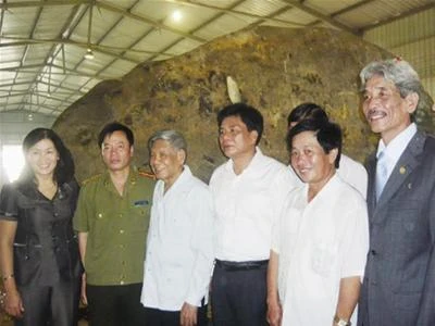 Chụp ảnh lưu niệm với Nguyên Tổng Bí thư Lê Khả Phiêu tại buổi mở niêm phong viên ngọc bích. Ông Đào Trọng Cường - người đứng ngoài cùng bên phải - Ảnh: Phong Cầm